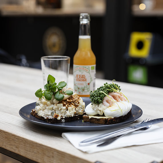 Anretning af smørrebrød fra Hallernes Smørrebrød på Madtorvet
